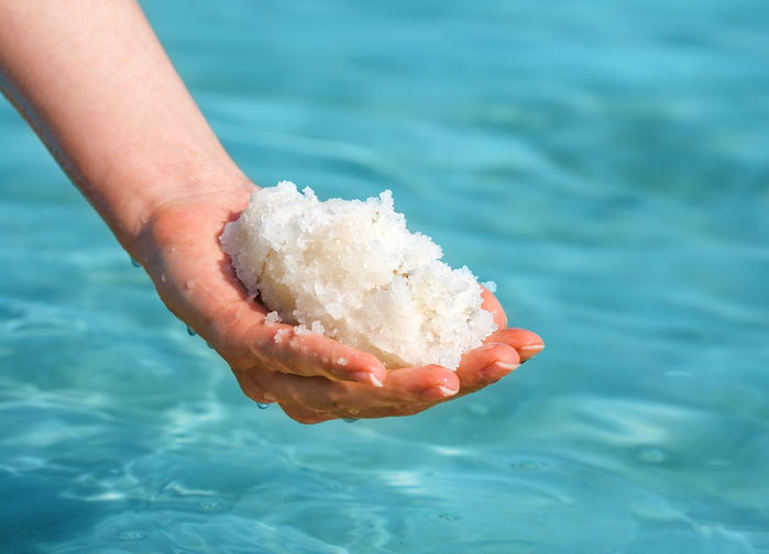 Kvinnehånd med salt