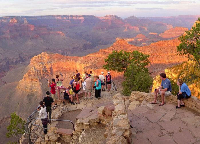 Utsikt över Grand Canyon i Arizona, ett av världens största och mest imponerande naturunderverk.