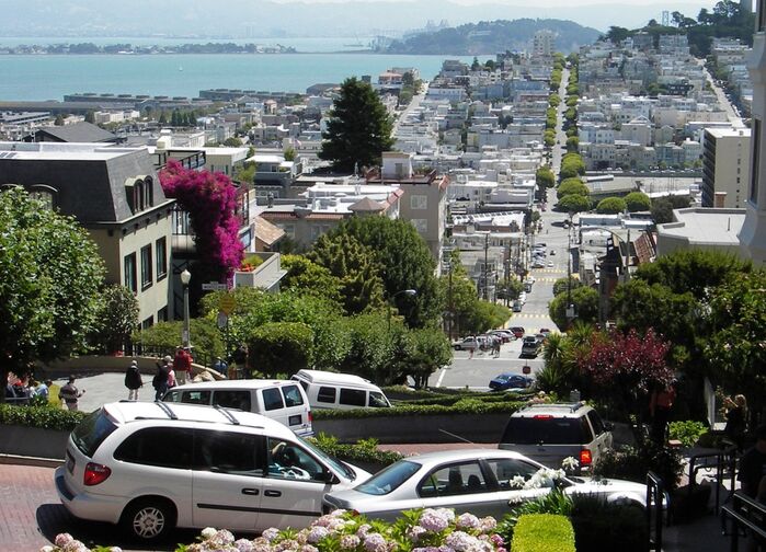 Lombard Street – San Franciscos slingrande charm bland blomster och kullar.