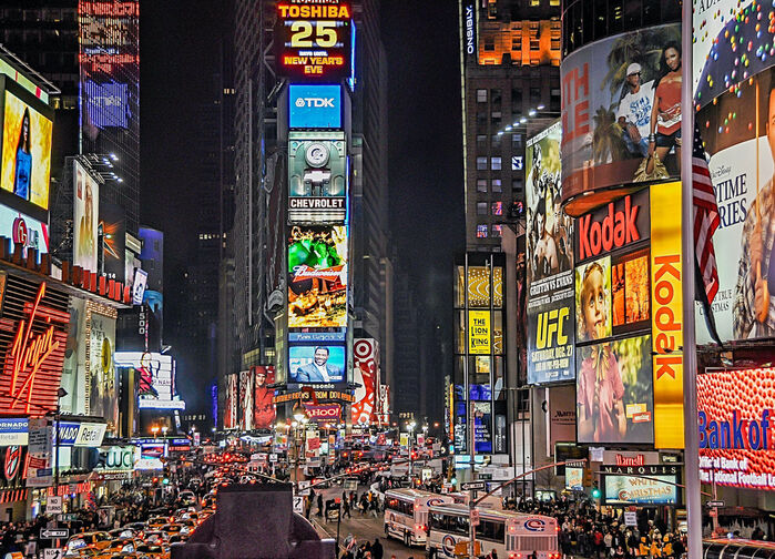 Times Square – New Yorks berömda nöjeskvarter, upplyst av neon och digitala skärmar.