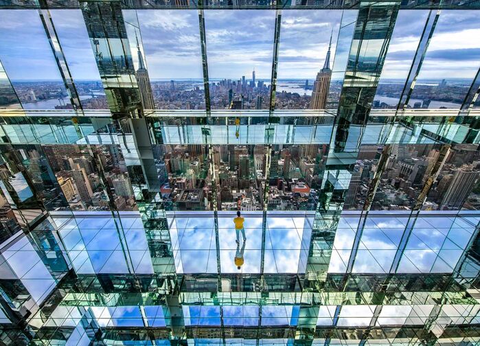 Vy inifrån Summit One Vanderbilt – spegelgolv och glasväggar med utsikt över New York.